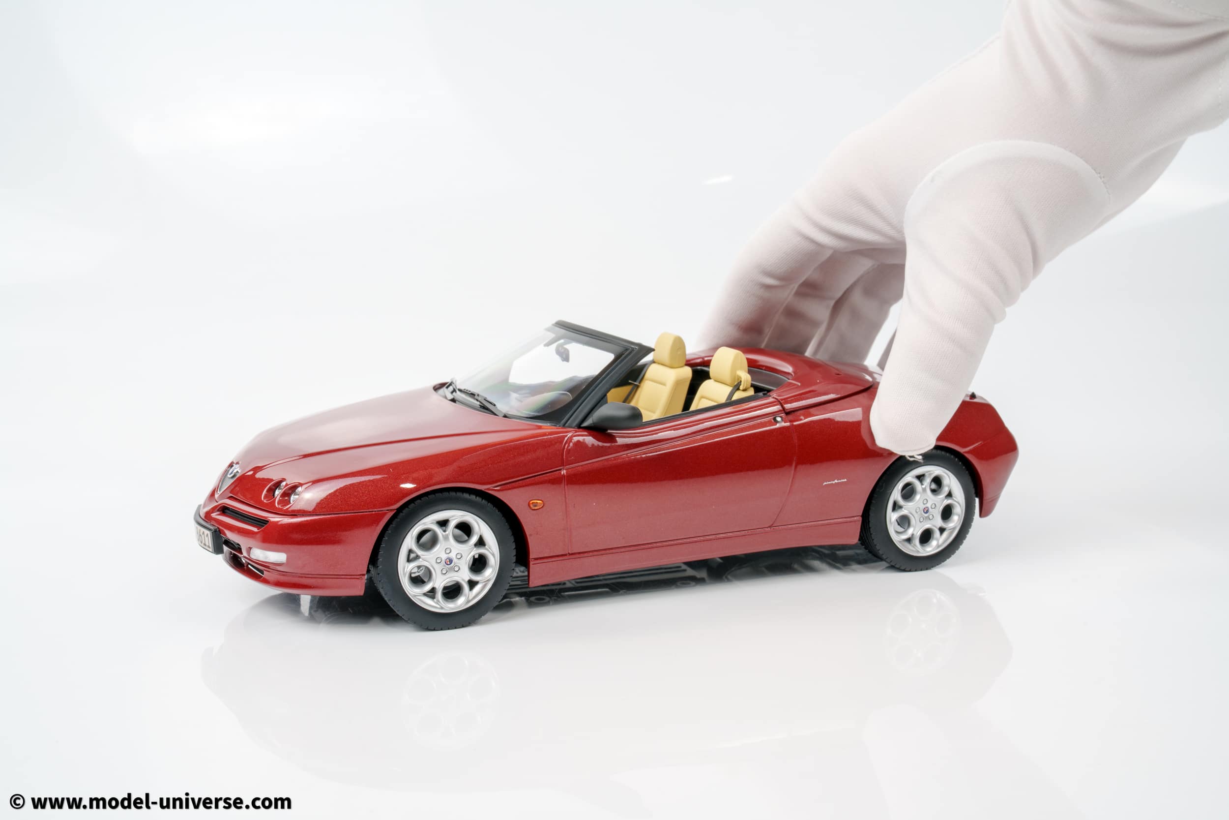 Norev - 1:18 Alfa Romeo Spider Proteo Red Metallic 1999 - Diecast Model 4 Norev - 1:18 Alfa Romeo Spider Proteo Red Metallic 1999 - Diecast Model