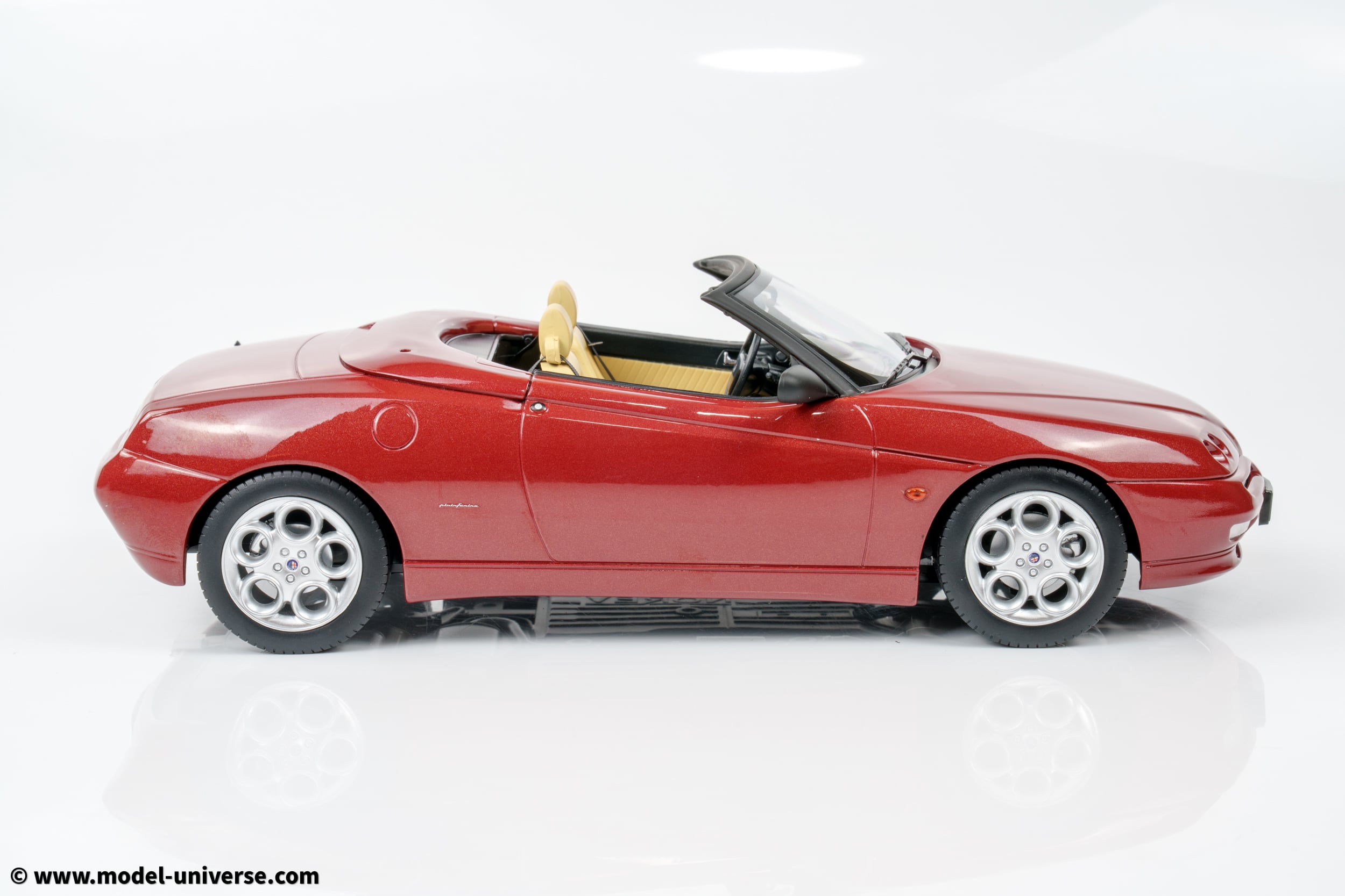 Norev - 1:18 Alfa Romeo Spider Proteo Red Metallic 1999 - Diecast Model 11 Norev - 1:18 Alfa Romeo Spider Proteo Red Metallic 1999 - Diecast Model