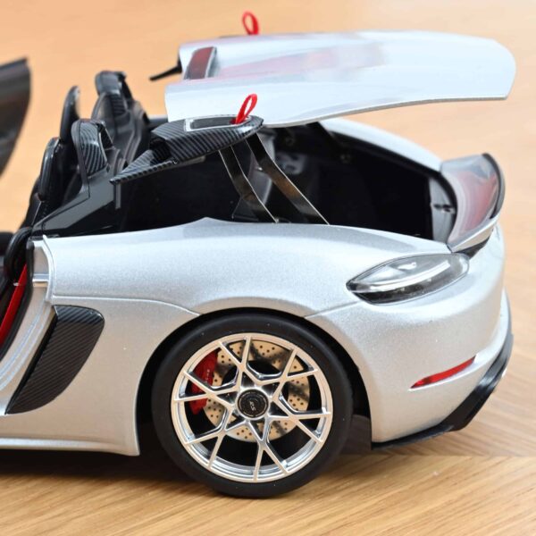 Norev - 1:18 Porsche 718 Spyder RS 2023 GT Silver Metallic - Diecast Model 11 Norev - 1:18 Porsche 718 Spyder RS 2023 GT Silver Metallic - Diecast Model