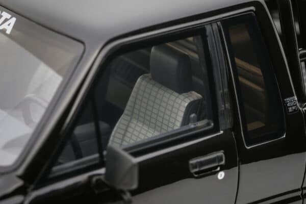 Toyota Hilux SR5 Glossy Black 202 1985 - 1:18 Scale Limited Edition Resin Model by Otto Mobile
