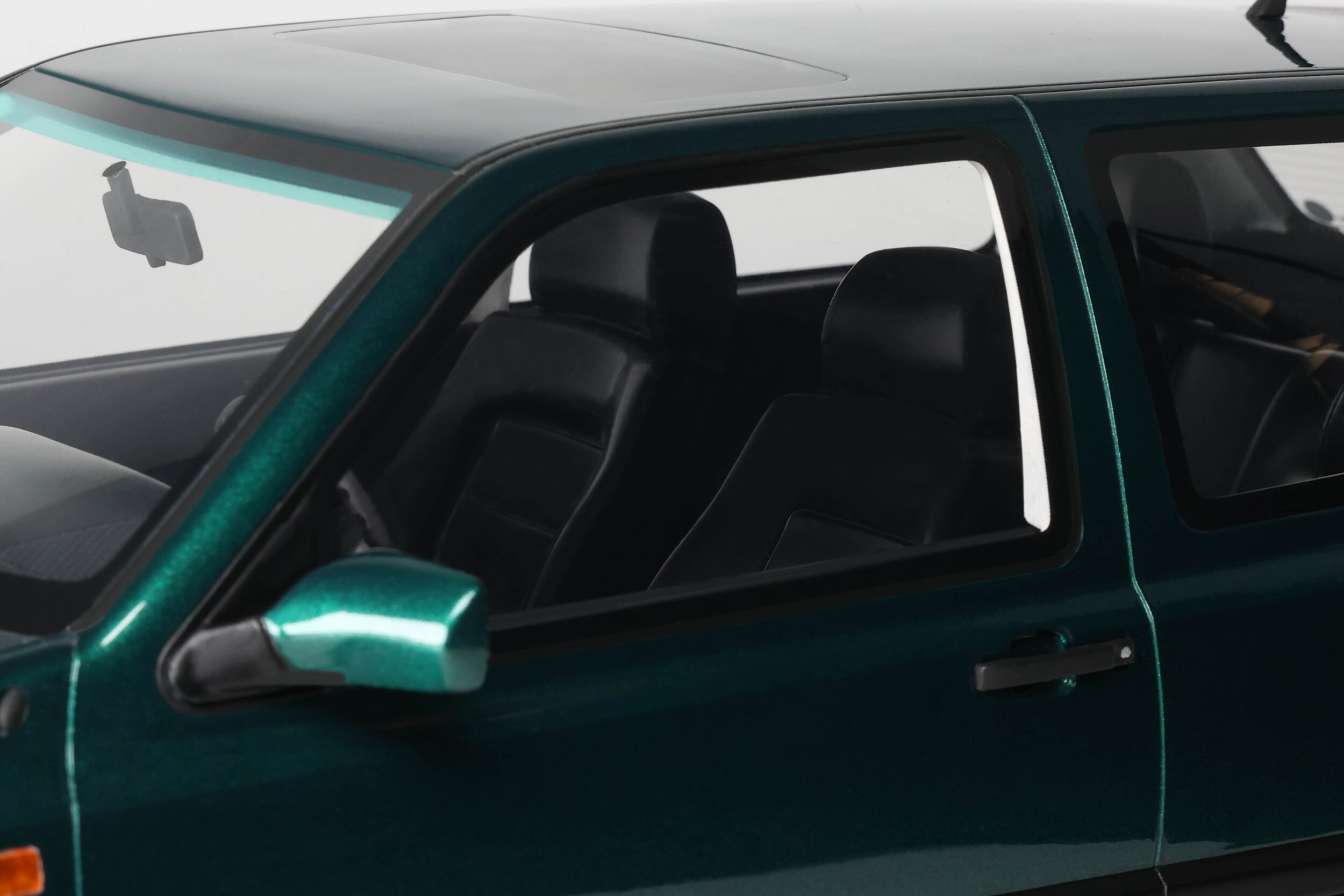 Otto Mobile 1:12 Volkswagen Golf III VR6 Carat 1992 Dragon Green (G099) Limited Edition Resin Model 7 Otto Mobile 1:12 Volkswagen Golf III VR6 Carat 1992 Dragon Green (G099) Limited Edition Resin Model - Image 7