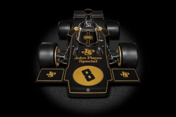 1:8 Lotus 72D No.8 Emerson Fittipaldi Winner 1972 British GP - Diecast Pre-Painted Model Kit - Pocher