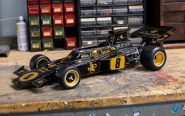 1:8 Lotus 72D No.8 Emerson Fittipaldi Winner 1972 British GP - Diecast Pre-Painted Model Kit - Pocher
