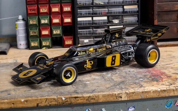 1:8 Lotus 72D No.8 Emerson Fittipaldi Winner 1972 British GP - Diecast Pre-Painted Model Kit - Pocher