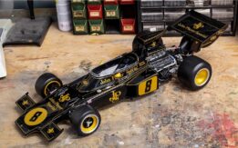 1:8 Lotus 72D No.8 Emerson Fittipaldi Winner 1972 British GP - Diecast Pre-Painted Model Kit - Pocher