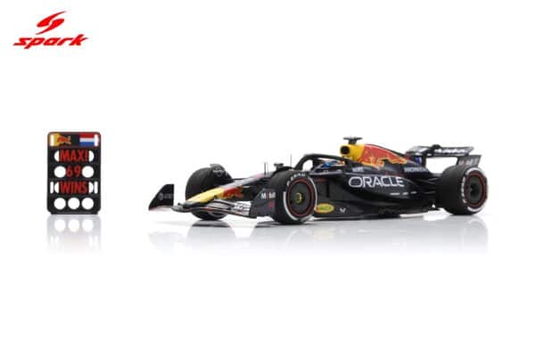 Spark 1:43 Oracle Red Bull Racing RB21 No.1 Winner Las Vegas GP 2025 Max Verstappen with Pit Board (S9669) Resin Model
