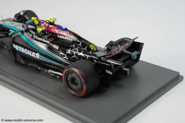 Spark 1:18 Mercedes-AMG Petronas W15 #44 Lewis Hamilton Winner British GP 2024 with Flag