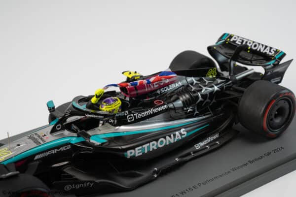Spark 1:18 Mercedes-AMG Petronas W15 #44 Lewis Hamilton Winner British GP 2024 with Flag