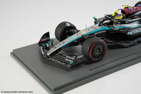 Spark 1:18 Mercedes-AMG Petronas W15 #44 Lewis Hamilton Winner British GP 2024 with Flag