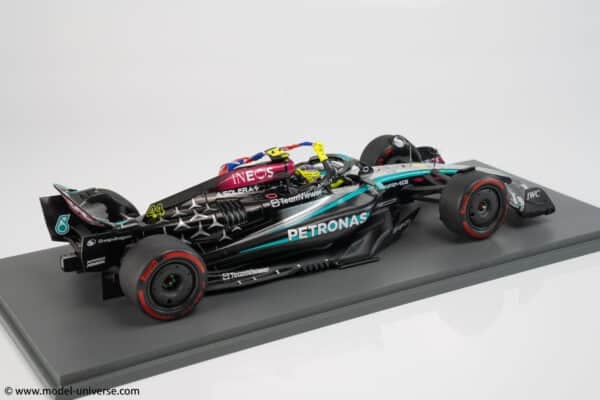 Spark 1:18 Mercedes-AMG Petronas W15 #44 Lewis Hamilton Winner British GP 2024 with Flag