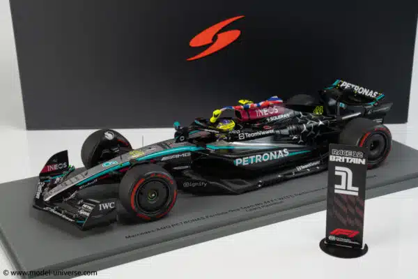 Spark 1:18 Mercedes-AMG Petronas W15 #44 Lewis Hamilton Winner British GP 2024 with Flag