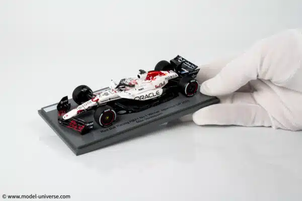 Spark - 1:43 Red Bull Racing RB21 No.1 Max Verstappen Winner Japanese GP 2025 with Pitboard - Special White Honda Tribute Livery - Resin Model