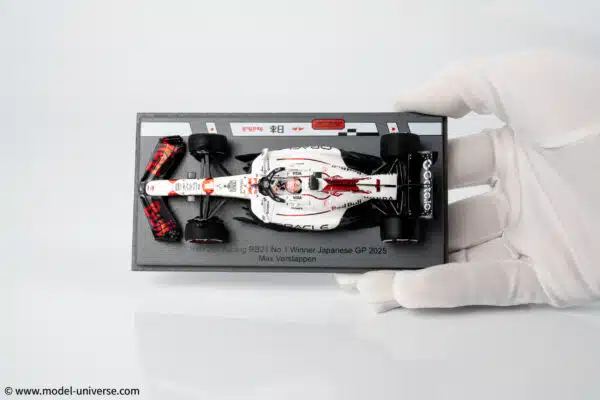 Spark - 1:43 Red Bull Racing RB21 No.1 Max Verstappen Winner Japanese GP 2025 with Pitboard - Special White Honda Tribute Livery - Resin Model