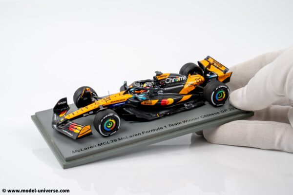 Spark - 1:43 McLaren F1 MCL39 No.81 Oscar Piastri Winner Chinese GP 2025 with Pitboards - Resin Model 14 Spark - 1:43 McLaren F1 MCL39 No.81 Oscar Piastri Winner Chinese GP 2025 with Pitboards - Resin Model