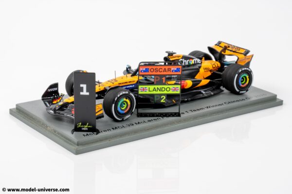 Spark - 1:43 McLaren F1 MCL39 No.81 Oscar Piastri Winner Chinese GP 2025 with Pitboards - Resin Model 11 Spark - 1:43 McLaren F1 MCL39 No.81 Oscar Piastri Winner Chinese GP 2025 with Pitboards - Resin Model
