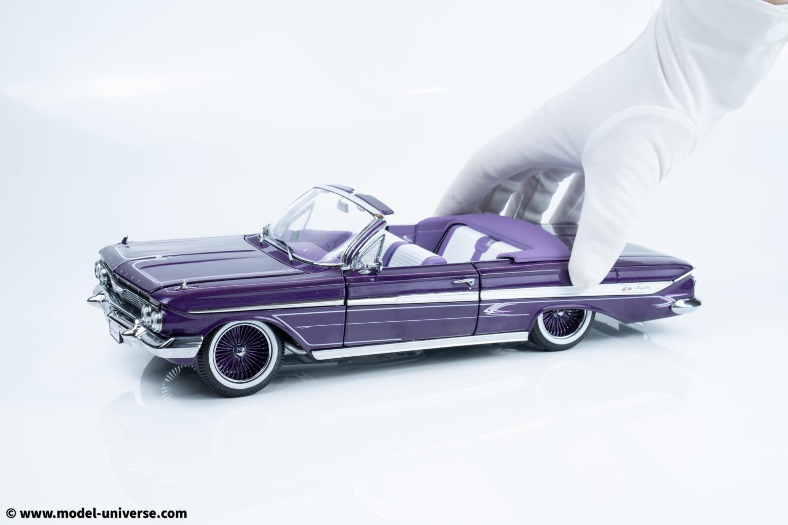 Sun Star - 1:18 Chevrolet Impala 1961 Open Convertible Lowrider