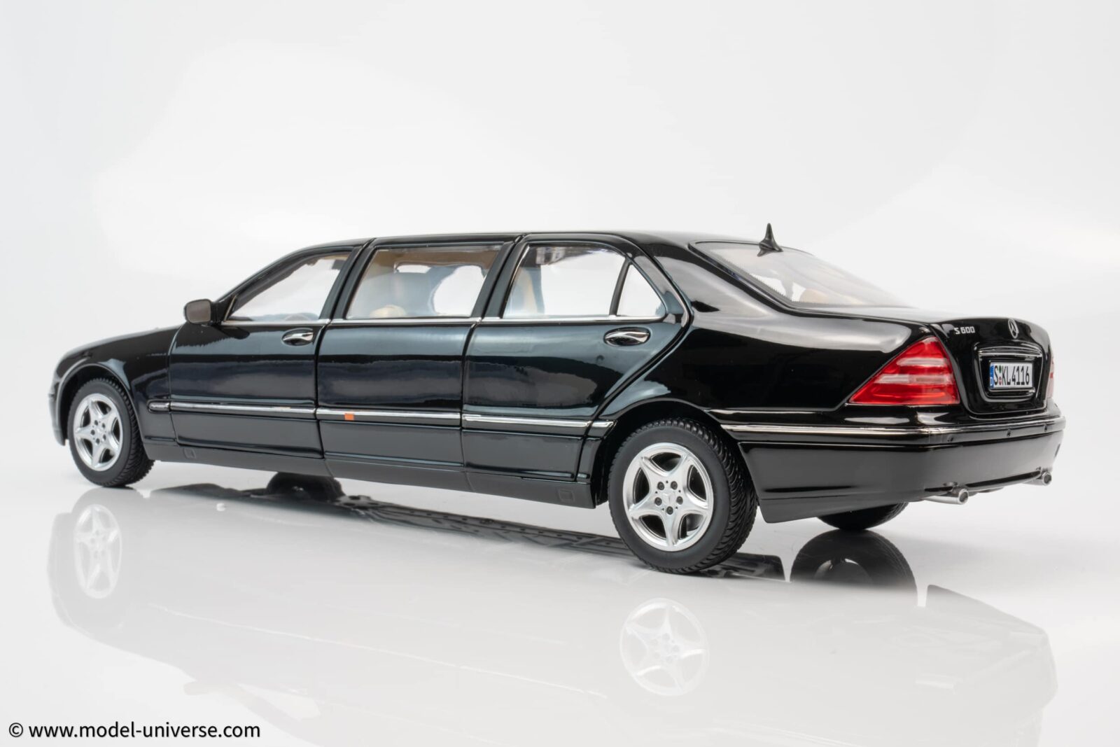 Sun Star - 1:18 Mercedes S600 (V220) Pullman Black (2000