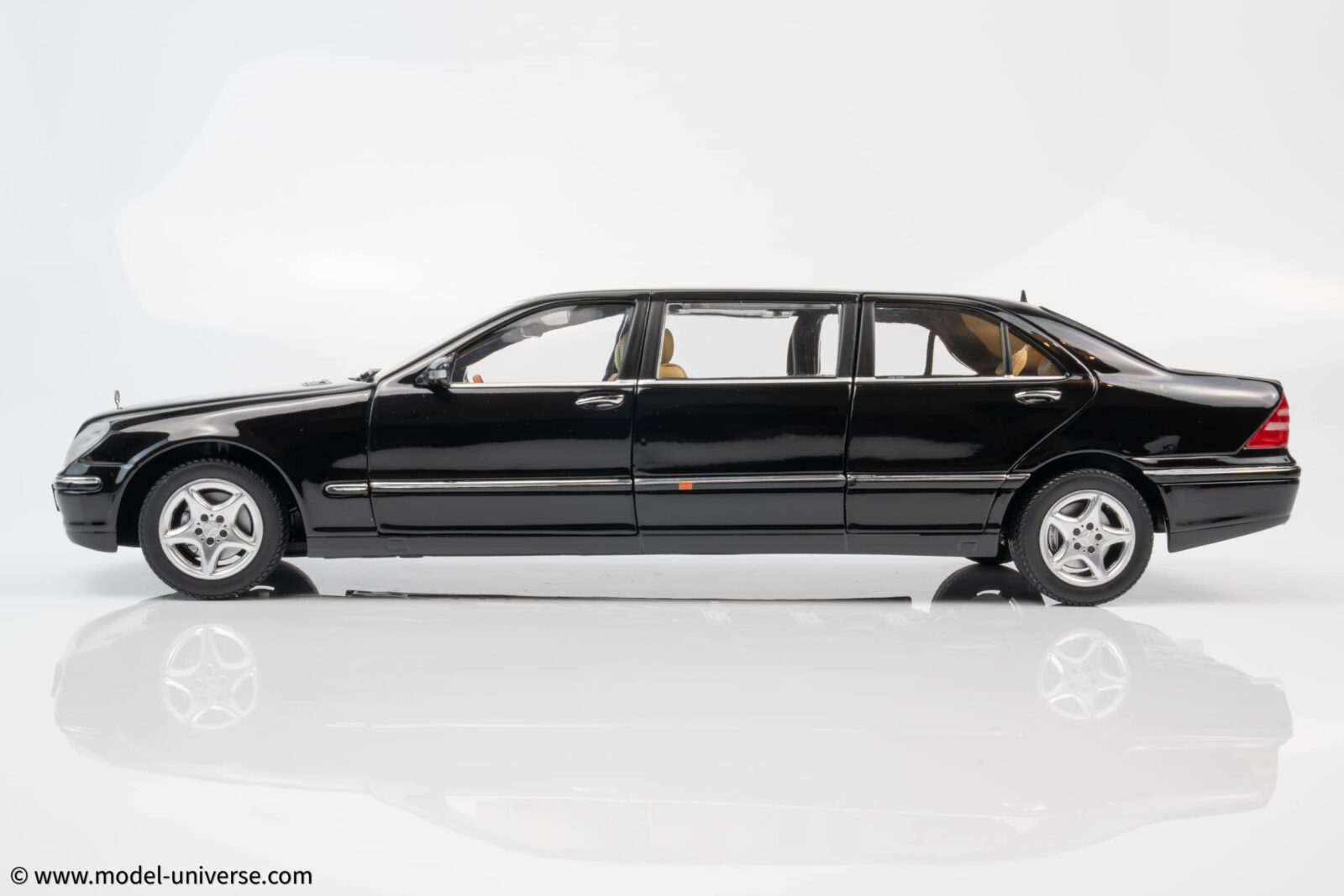 Sun Star - 1:18 Mercedes S600 (V220) Pullman Black (2000