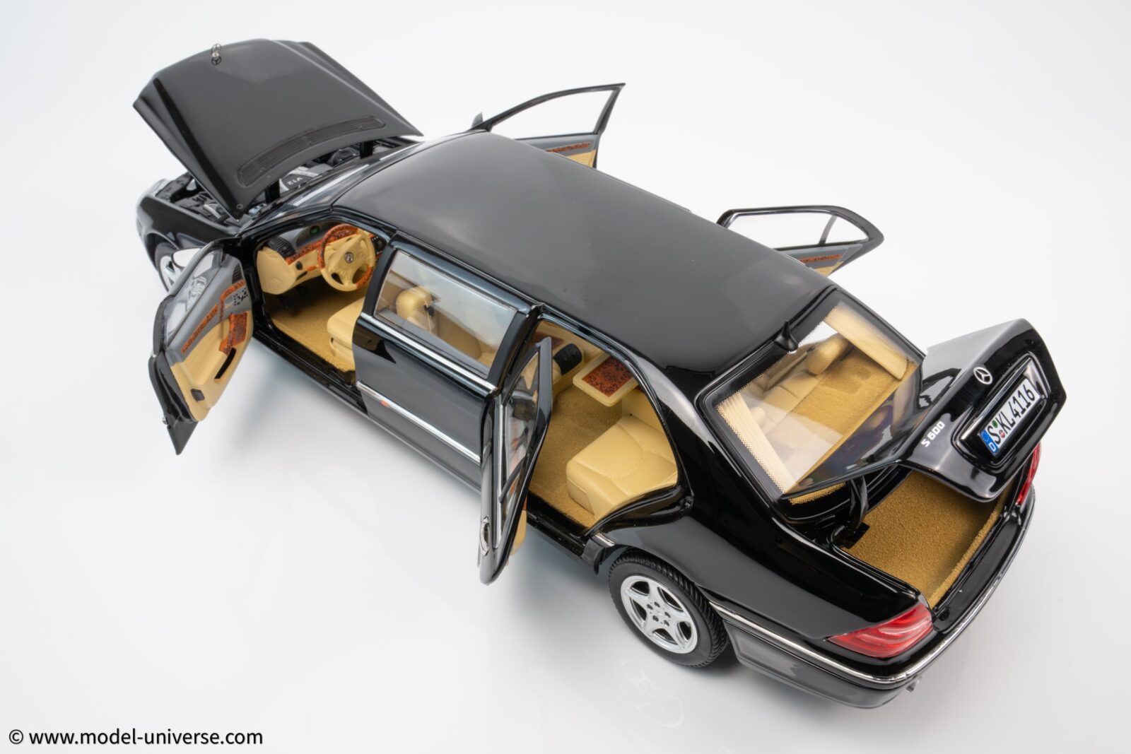 Sun Star - 1:18 Mercedes S600 (V220) Pullman Black (2000