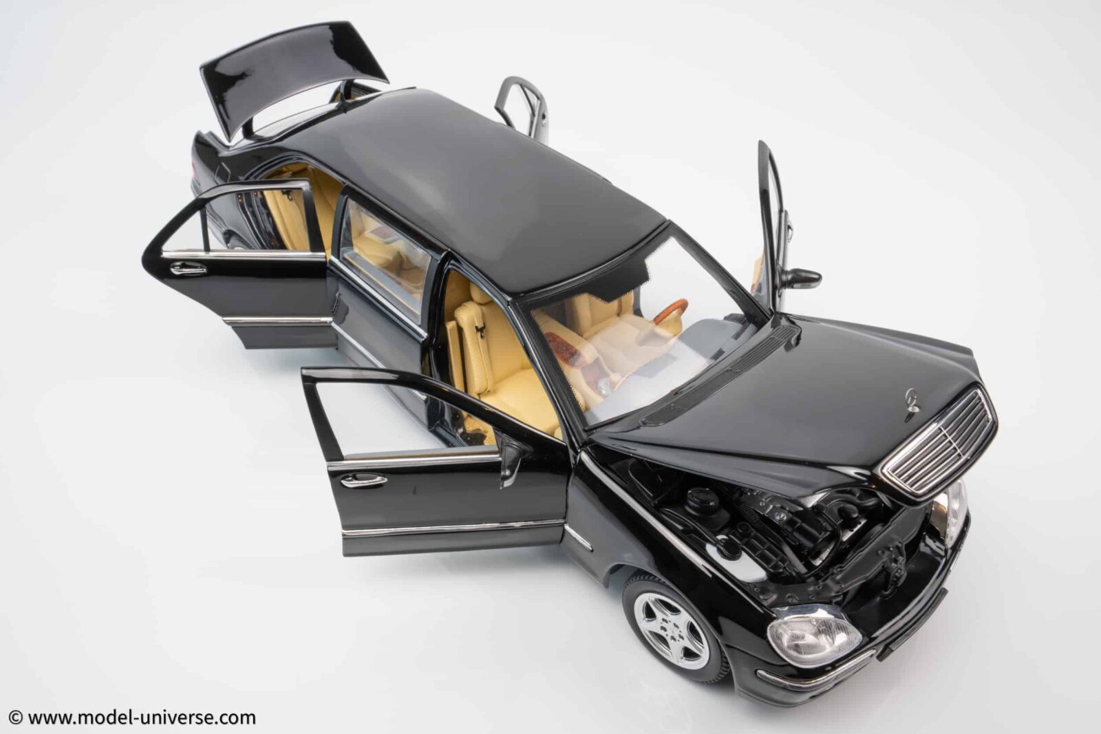 Sun Star - 1:18 Mercedes S600 (V220) Pullman Black (2000